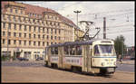 Tatra Tram 2015 biegt vor dem im Hintergrund sichtbaren Hotel Astoria zum Bahnhofsvorplatz in Leipzig ein.