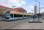 NGT12-LEI (Bombardier Flexity Classic XXL), Wagen 1208, der Leipziger Verkehrsbetriebe (LVB) als Linie 15 von Leipzig-Meusdorf nach Leipzig-Miltitz verlässt die Haltestelle Hauptbahnhof.