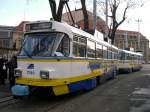 Leipzig 2004 - Der  Glserne Leipziger  Tw 1700 und einer seiner Beiwagen steht am 18.12.2004 zur Stadtrundfahrt durch Leipzig an der Haltestelle Hauptbahnhof bereit.