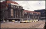 Tatra Tram 2010 passiert mit einem Beiwagen am 26.4.1992 den Leipziger Hauptbahnhof.