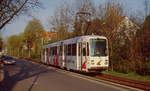 Der von der Straßenbahn Bielefeld übernommene M-Tw 278 der Mainzer Straßenbahn ist im April 1999 auf dem eingleisigen Streckenstück kurz vor der Endhaltestelle Bretzenheim