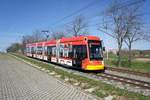 Straßenbahn Mainz / Mainzelbahn: Stadler Rail Variobahn der MVG Mainz - Wagen 221, aufgenommen im April 2018 bei der Talfahrt zwischen Mainz-Lerchenberg und Mainz-Marienborn.