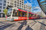 Der rnv-Tramwagen 4132, hält am 6.4.2017 in der Haltestelle Mannheim Hauptbahnhof.
Unterwegs war die Garnitur auf der Linie 2 (Feudenheim, Endstelle - Neckarstadt West). 
Aufgenommen am 6.4.2017.