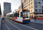 Nachschuss vom rnv-Tramwagen 5625 als Linie 3 (Neckarau Rheingoldhalle - Sandhofen Endstelle), bei der Einfahrt in die Haltestelle Mannheim Hauptbahnhof.