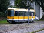 Ein DUEWAG-Stadtbahnwagen M6 der Mlheimer Verkehrsgesellschaft am Hauptfriedhof in Mlheim (Ruhr) am 7.