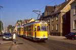 Mülheim Tw 222 auf der Zeppelinstraße unterwegs in Richtung (... der Straßenname lässt's schon vermuten ...) Flughafen, 30.09.1987.