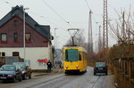 Am 04.10.2015 wurde der Abschnitt Thyssenbrücke - Friesenstraße der Straßenbahn in Mülheim an der Ruhr stillgelegt. Etwa ein halbes Jahr zuvor, am 09.03.2015, fährt der Tw 297 durch die an dieser Stelle ziemlich enge Hauskampstraße in Mülheim-Styrum in Richtung Innenstadt.  