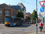 Combino 104 fährt aus Richtung Bahnhof die Bahnhofstraße entlang und verläßt dabei die Fußgängerzone Nordhausen 19.08.2016