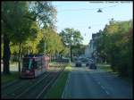 Auf der Hainstrae traf der Bus die 1012 der Straenbahn Nrnberg (Bild endstand durch die Frontscheibe des Busses) (22.10.2011)  