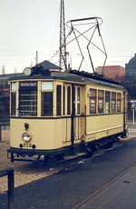 Auf einem Parkplatz gegenüber vom Hauptbahnhof war der Tw 858 der Nürnberger Straßenbahn im August 1977 als Denkmal aufgestellt.