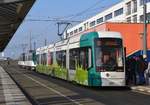 Potsdam, Stadler Variobahn #421 und Tatra KT4DMC-Traktion (Wagen #148 und #248) stehen an der Haltestelle S Hauptbanhof.