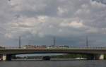 Whrend der Tatra-Zug aus den Wagen 148 ('Thalia-Kinos') und 248 ('SV Babelsberg 03') die Humboldt-Brcke aus Babelsberg kommend in Richtung Innenstadt berquert, hat das Dampfschiff 'Gustav' schon