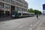 Am 09.05.2015 fährt die Siemens Combino  406 Erfurt  auf der Linie 92.