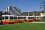 WÜRZBURG, 04.10.2014, Straßenbahnlinie 1 nach Sanderau bei der Einfahrt in die Haltestelle Hauptbahnhof