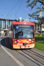 WÜRZBURG, 04.10.2014, Straßenbahnlinie 2 nach Zellerau bei der Einfahrt in die Ziel-Haltestelle Hauptbahnhof