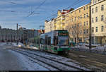 Die Linie 2<sup>E</sup> in Halle (Saale) hatte Mitte Februar eine sehr außergewöhnliche Linienführung. Von Halle-Neustadt kommend, ging es vom Steintor über den Hauptbahnhof und die Freiimfelder Straße zurück zum Steintor, erneut weiter zum Hauptbahnhof und schließlich Richtung Beesen. Damit sollte ein sicherer Verkehr während der winterlichen Verhältnisse aufrechterhalten werden, denn die geräumten Strecken ließen sich nur durch ständiges Befahren freihalten. Daher wurde zudem rund um die Uhr gefahren.
Duewag/Siemens MGT6D, Wagen 626, mit Werbung für die AOK Sachsen-Anhalt, verlässt nach der  Ehrenrunde  soeben die Haltestelle Am Steintor abweichend auf Gleis C.

🧰 Hallesche Verkehrs-AG (HAVAG)
🚋 Linie 2<sup>E</sup> Soltauer Straße–Am Steintor–Hauptbahnhof–Betriebshof Freiimfelder Straße–Am Steintor–Hauptbahnhof–Damaschkestraße–Beesen
🕓 14.2.2021 | 16:38 Uhr