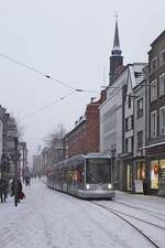 Am Nachmittag des 17.01.2024 begann es in Neuss zu schneien und so ergab sich die nicht so häufige Gelegenheit, dort Straßenbahnaufnahmen in einem winterlichen Ambiente zu machen. Hier erreicht der Rheinbahn-NF10 2019 auf dem Weg zum Hauptbahnhof das Ende der eingleisigen Strecke durch die Neusser Fussgängerzone an der Haltestelle Niedertor. 