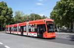 Straßenbahn Mainz: Stadler Rail Variobahn der MVG Mainz - Wagen 220, aufgenommen im Juli 2018 an der Haltestelle  Goethestraße  in Mainz.