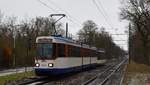 Triebwagen 9115 der Straßenbahn Darmstadt erreicht auf dem Weg nach Griesheim die Haltestelle Waldfriedhof. Aufgenommen am 26.1.2019 9:39