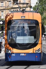 HEIDELBERG, 13.08.2016, Wagen 5762 als Straßenbahnlinie 5 nach Käfertal in der Haltestelle Bismarckplatz