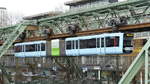 03.03.2017 - Schwebebahn GN 15-04 ist mit Werbung unterwegs.