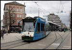 Tram 864 biegt hier am 21.3.2017 in Augsburg vom Königsplatz kommend in die Annastraße ab.