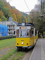 Einfahrt Straßenbahn in Bad Schandau (Kirnitzschtalbahn) am 22. Oktoober 2021 in die Station Kurpark.