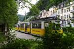 Schu aus der Hecke (aber hoffentlich nicht in die Hose)!;-)
Blick durch`s  grne Fenster . Ein Zug der Kirnitzschtalbahn steht am spten Nachmittag des 23.06.2012 abfahrbereit in der Endhaltestelle Bad Schandau. Die grne  Umrahmung  ist in diesem Fall gestalterisches Mittel und durchaus gewollt! Vielleicht gefllt es ja! :-) Ist aber nur ein Experiment!