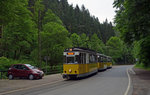Von Bad Schandau kommend erreicht diese Kirnitzschtalbahn am 16.06.16 in Kürze die Endhaltestelle Lichtenhainer Wasserfall.