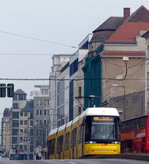 Kleiner Bergsteiger - auf dem Weg zum Berliner Hauptbahnhof muss die Straßenbahnlinie M10 geringfügige Höhenunterschiede meistern. Die Nachfrage auf den Strecken zum Hauptbahnhof liegt etwa doppelt so hoch wie vor dem Bau erwartet, es wird über eine starke Verdichtung des Taktes nachgedacht. Invalidenstraße, Berlin, 12.2.2017