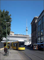 Mit der Straßenbahn zur Berliner Museumsinsel -    Abfahrt einer Flexity-Berlin Straßenbahn an der Endhaltestelle Am Kupfergraben.