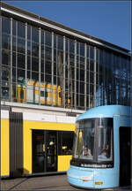 Bahnen drinnen und draußen -    Der Bahnhof Berlin-Alexanderplatz mit Straßenbahnen davor und einem Stadler Kiss-Triebzug innen im Licht der schon tief stehenden Sonne.