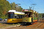 Der Nachbau des historischen Tw 10 der Städtischen Straßenbahn Cöpenick bei einer Sonderfahrt und der Niederflurgelenktriebwagen GT 6 N-U auf der Tram 67 nach Schöneweide am 21.09.2019 am FEZ Wuhlheide.