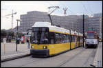 Tram 1061 als Linie M 6 der BVG hält hier am 8.5.2006 am Alexanderplatz in Berlin.