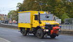 MB Zweiwege UNIMOG der Berliner Verkehrsbetriebe im Einsatz für Straßenbahn, hier allerdings im Straßenverkehr unterwegs am 11.10.19 Berlin Marzahn. 