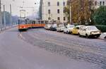 2019 lagen die Schienen auf dieser Schleife im Ostteil der Stadt noch. Der Straßenbahnzug fährt aus der Planckstraße heraus auf den Straßenzug Am Weidendamm zu. Die Straßenbahn ist eine Tatra-Bahn des Typs KT4D. 