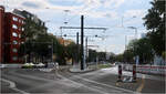 Eine neue Straßenbahnstrecke durch Berlin-Moabit -     Im westlichen Teil der Invalidenstraße schwimmt die Straßenbahn im Individualverkehr mit.