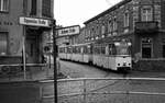BVB Ost-Berlin__3-Wagen-Zug der Linie 84 kommt von Altglienicke Endstation und biegt in die Köpenicker Straße ein. Tw 2 23 005-6 [TZ69; RawSw 1969] lt. 'berlin-straba.de'.__01-1978
