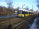 Berlin: Straenbahnlinie M4 nach S-Bahnhof Hackescher Markt an der Haltestelle Weiensee Stadion Buschallee/Hansastrae.