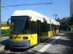 Berlin: Straenbahnlinie M4 an der Haltestelle Hohenschnhausen Zingster Strae.