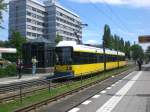 Berlin: Straenbahnlinie 50 nach Wedding Virchow-Klinikum am U-Bahnhof Osloer Strae.