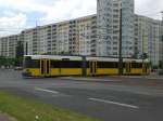 Berlin: Straenbahnlinie M5 nach Hohenschnhausen Zingster Strae an der Haltestelle Hohenschnhausen Prerower Platz.