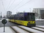 Berlin: Straenbahnlinie M5 nach Hohenschnhausen Zingster Strae am S-Bahnhof Landsberger Allee.(31.1.2010)