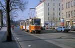 Berlin BVG SL 18 (T6A2 218 197-0) hat eben die Abfahrtshaltestelle in der Wöhlertstraße (Mitte) verlassen und fährt am ehemaligen Stadion der Weltjugend (1973-1992, von 1950 bis 1973 Walter-Ulbrecht-Stadion) in der Chausseestraße vorbei. Aufnahmedatum: April 1993. - Scan eines Diapositivs. Kamera: Leica CL.