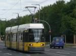 Zweirichtungsfahrzeug der BVG am 16.7.2006 nahe dem U-Bhf.