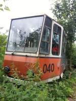 Aufgenommen am 30.06.2013 auf einer Autofahrt ber Land.
Wie lange der Wagen dort schon steht ist unklar.
Dieser Wagen 219 040-8 steht in Mehrow, Land Brandenburg.