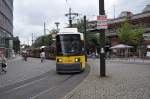 Tram M6 in Berlin am Hackischer Markt.