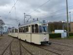 Rekozug 217 055-8 des Denkmalpflegeverein Nahverkehr anlsslich einer Sonderfahrt zum Betriebshof Niederschnhausen. Straenbahnen dieser Bauart fuhren seit Ende der 60er Jahre bis etwa 1994 im (Ost-)Berliner Straenbahnverkehr, und viele Fahrgste der heutigen Sonderfahrt hatten ein Gefhl des Wiedersehens. Sie freuten sich an Details wie dem Fahrkartenknipser oder der  Kasse des Vertrauens : Die Fahrkartenautomaten in diesen Zgen hatten einen Drehgriff, der die Fahrkarten zu Tage befrderte - unabhngig davon, ob man vorher den Fahrpreis gezahlt hatte. Im Gegensatz beispielsweise zu den Zgen der Woltersdorfer Straenbahn, die im Laufe der Zeit modernisiert und verbessert wurden, ist dieses Fahrzeug bis auf kleine nderungen sehr nah am Originalzustand. 10.11.2013, Berlin Niederschnhausen