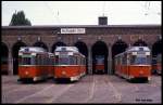 Vor der Wende: Besuch im Straßenbahndepot in Ostberlin, Niederschönhausen, am 8.5.1989. Triebwagen warten vor der alten schönen Fahrzeughalle auf ihre nächsten Einsätze.