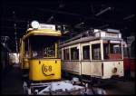 Verschiedene Oldtimer Triebwagen, u. a. TW 68, standen am 8.5.1989 in der Fahrzeughalle des Straßenbahn Depots Niederschönhausen in Ostberlin.